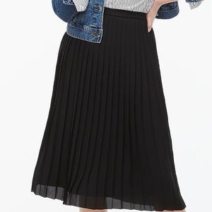 Simple Black Pleated Midi Skirt